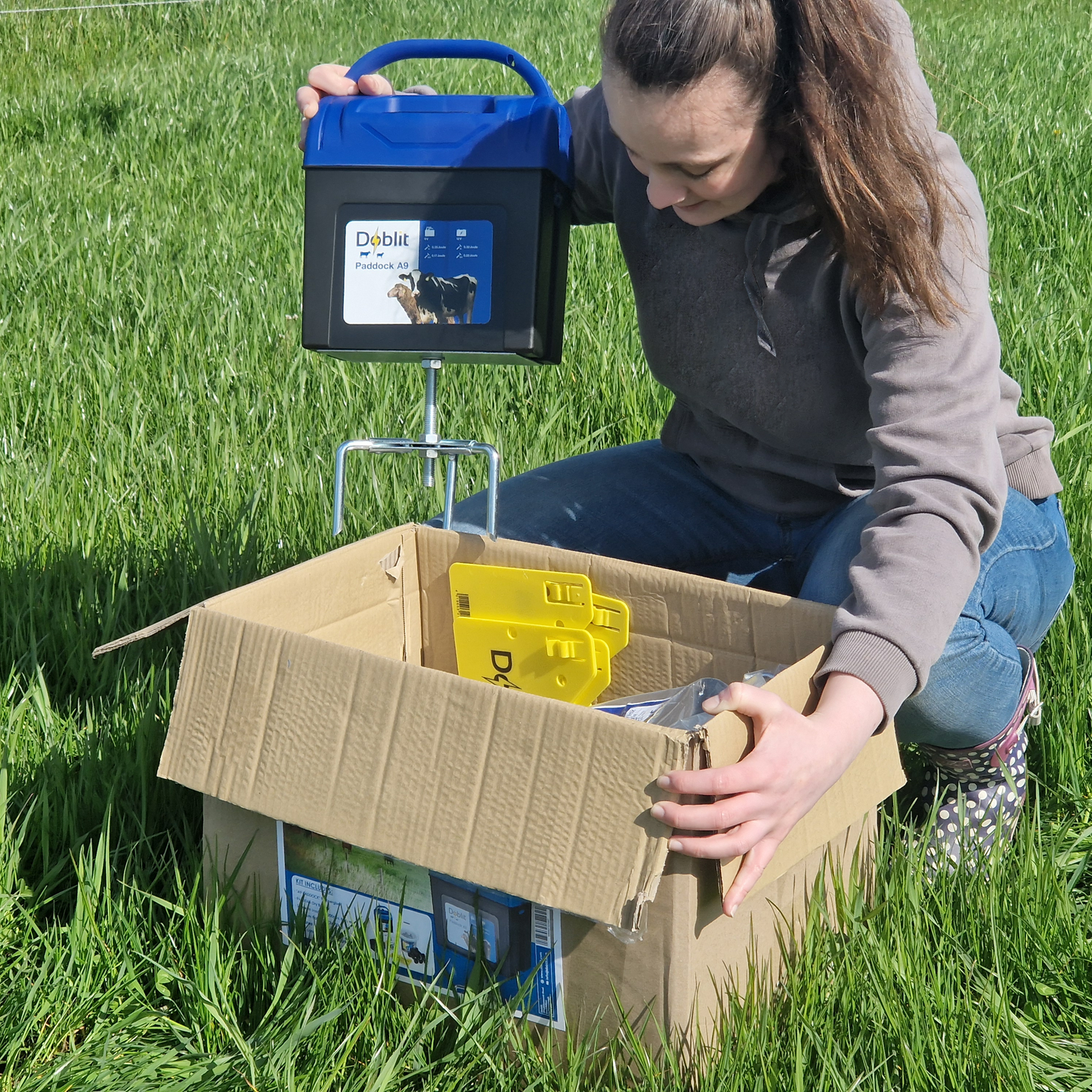 Doblit A9 Electric Fencing Kit | 1000m Fencing Bundle Includes 9v Energiser, Insulators, Poly Wire & Accessories