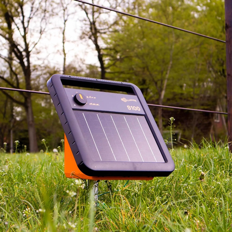 Gallagher S100 1J 10km Solar Electric Fence Energiser w/ 7w Panel incl. battery (12 V - 7,2 Ah)