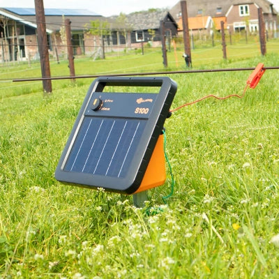 Gallagher S100 1J 10km Solar Electric Fence Energiser w/ 7w Panel incl. battery (12 V - 7,2 Ah)