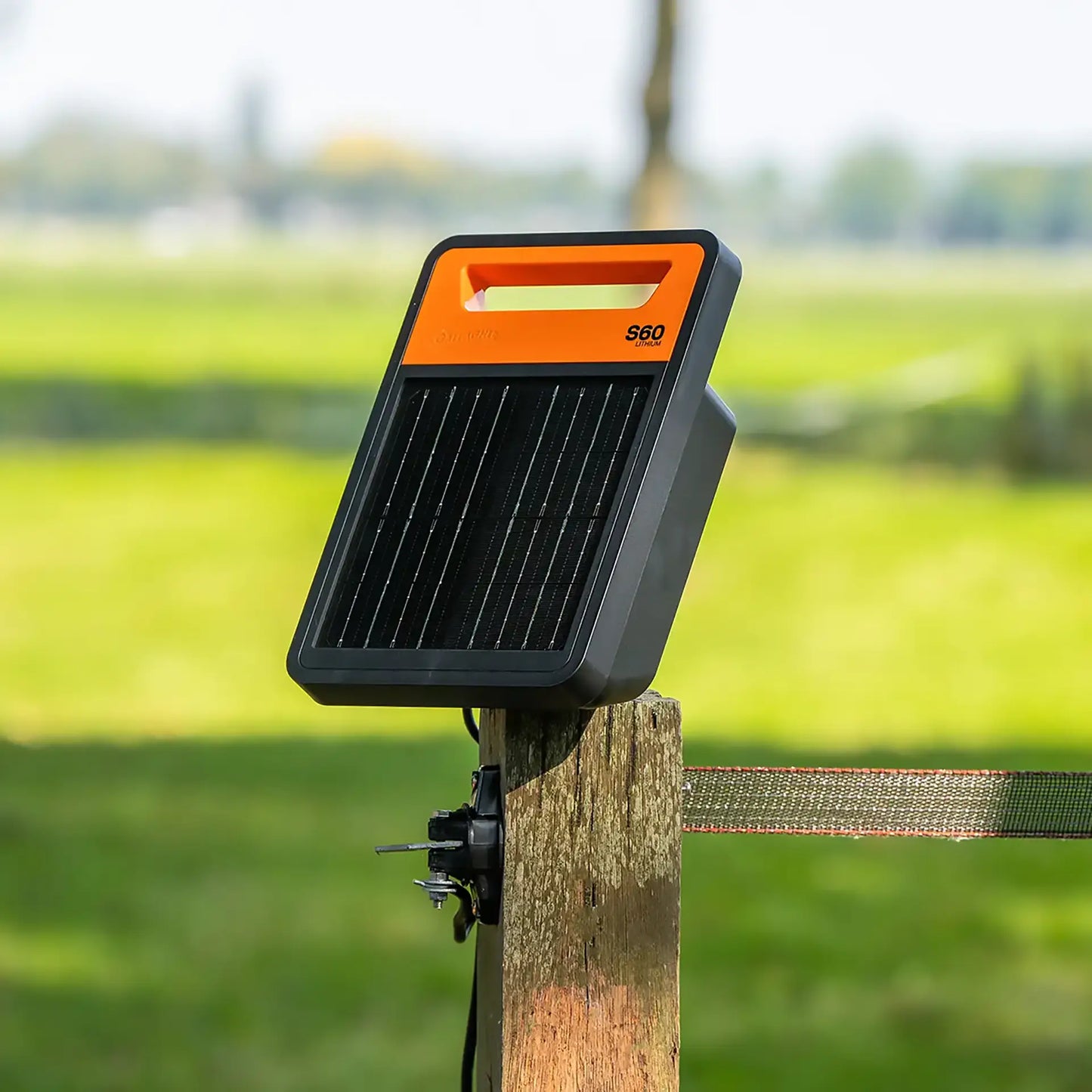 Gallagher Gallagher S60li solar energiser with lithium battery