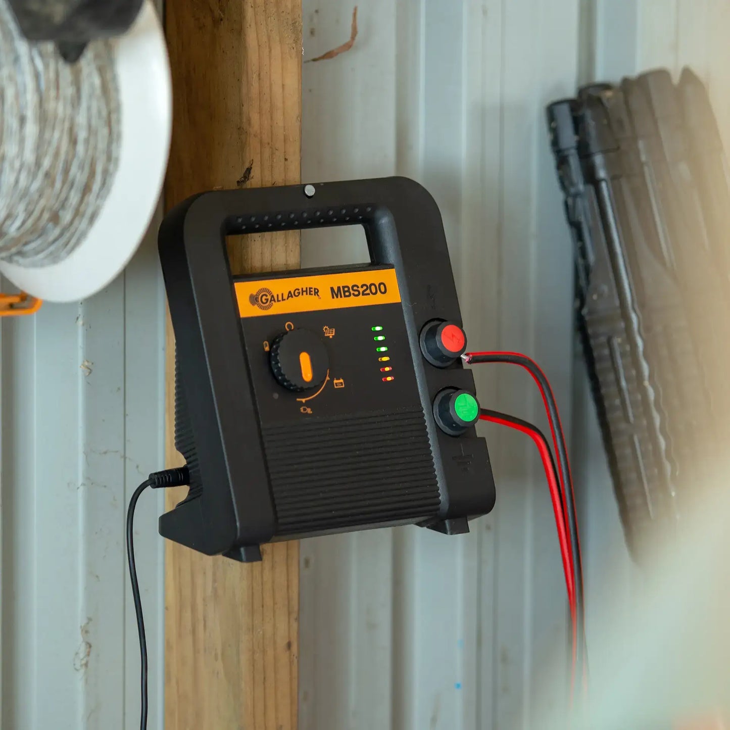 Gallagher Gallagher MBS200 fence energiser (230V/12V/Solar)