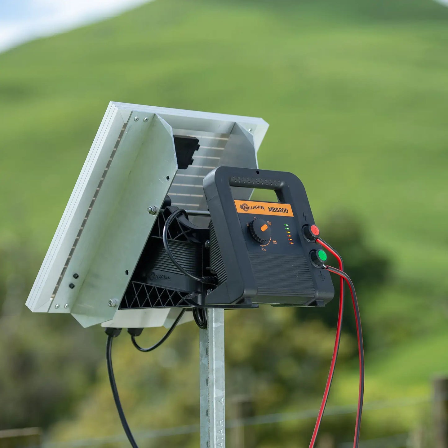 Gallagher Gallagher MBS200 fence energiser (230V/12V/Solar)