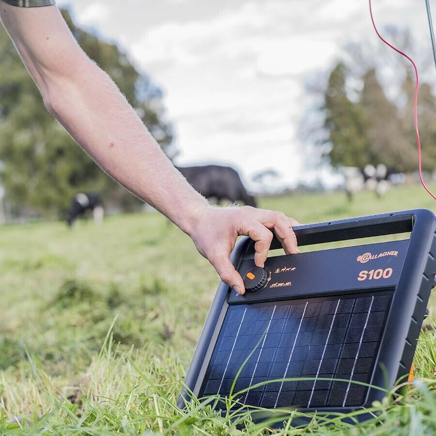 Gallagher S100 1J 10km Solar Electric Fence Energiser w/ 7w Panel incl. battery (12 V - 7,2 Ah)